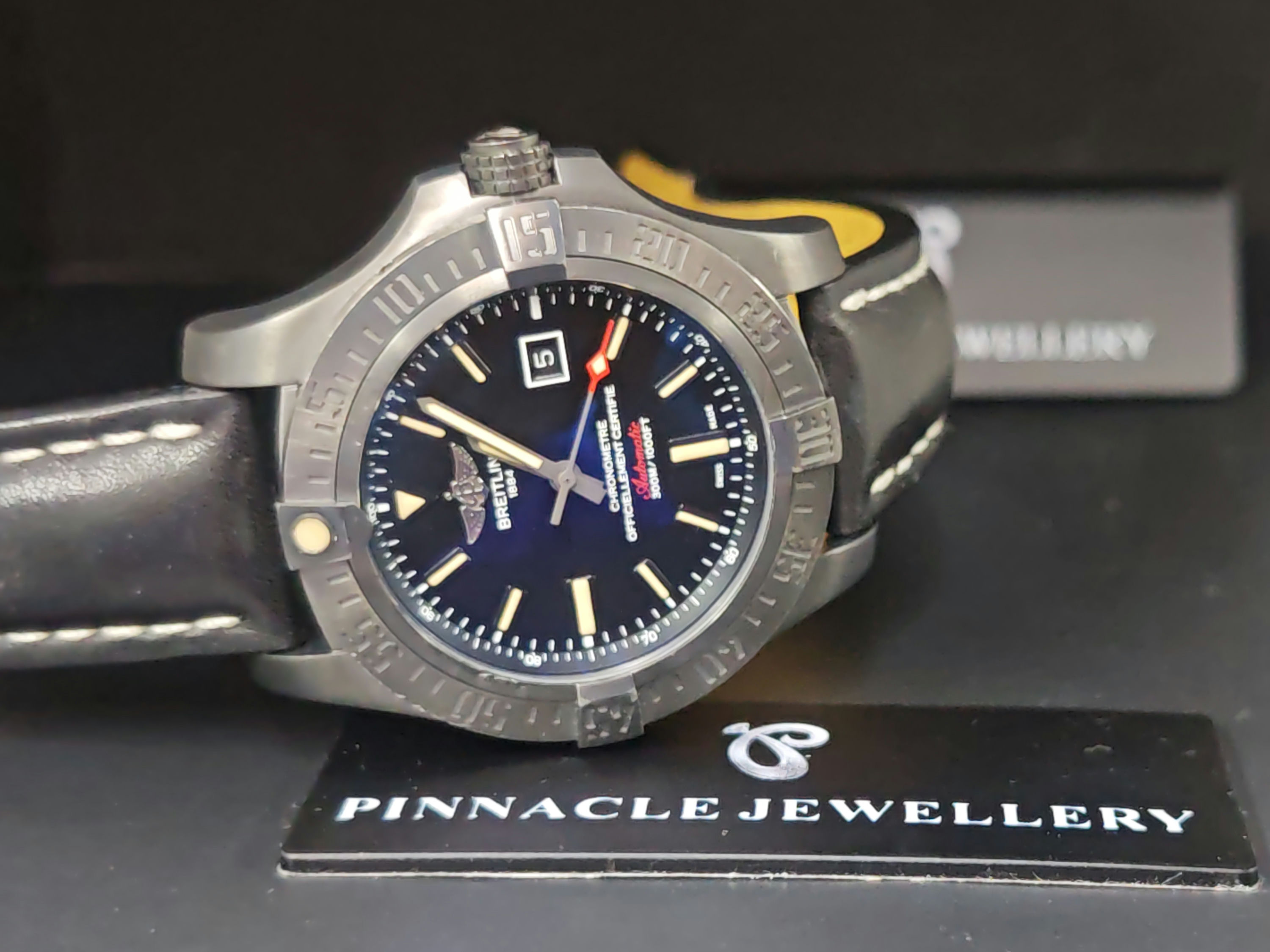 BREITLING Avenger Blackbird V17310 Pre-owned Watch